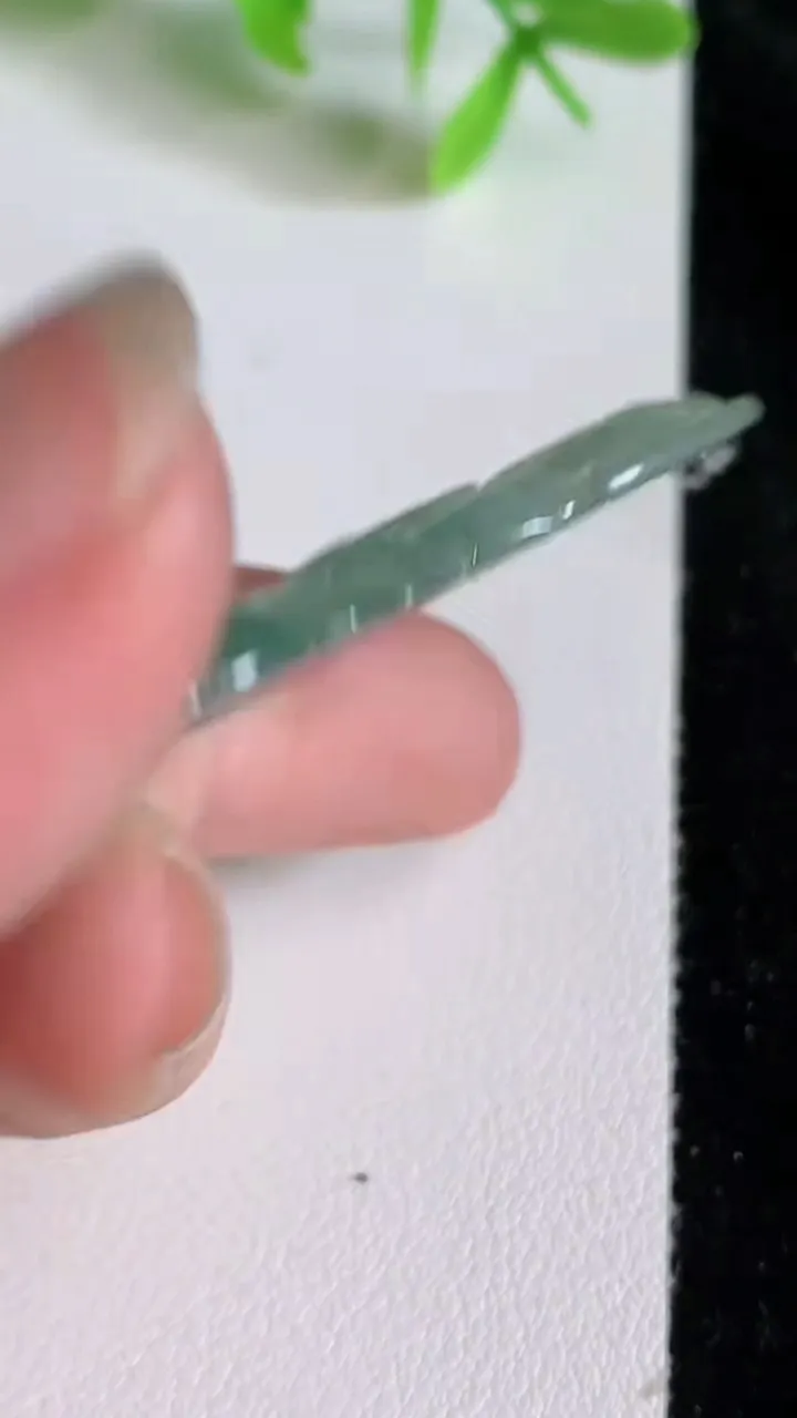 天然A货翡翠度母吊坠，尺寸54-33.2-3.8，重量:13.00g
6月23日