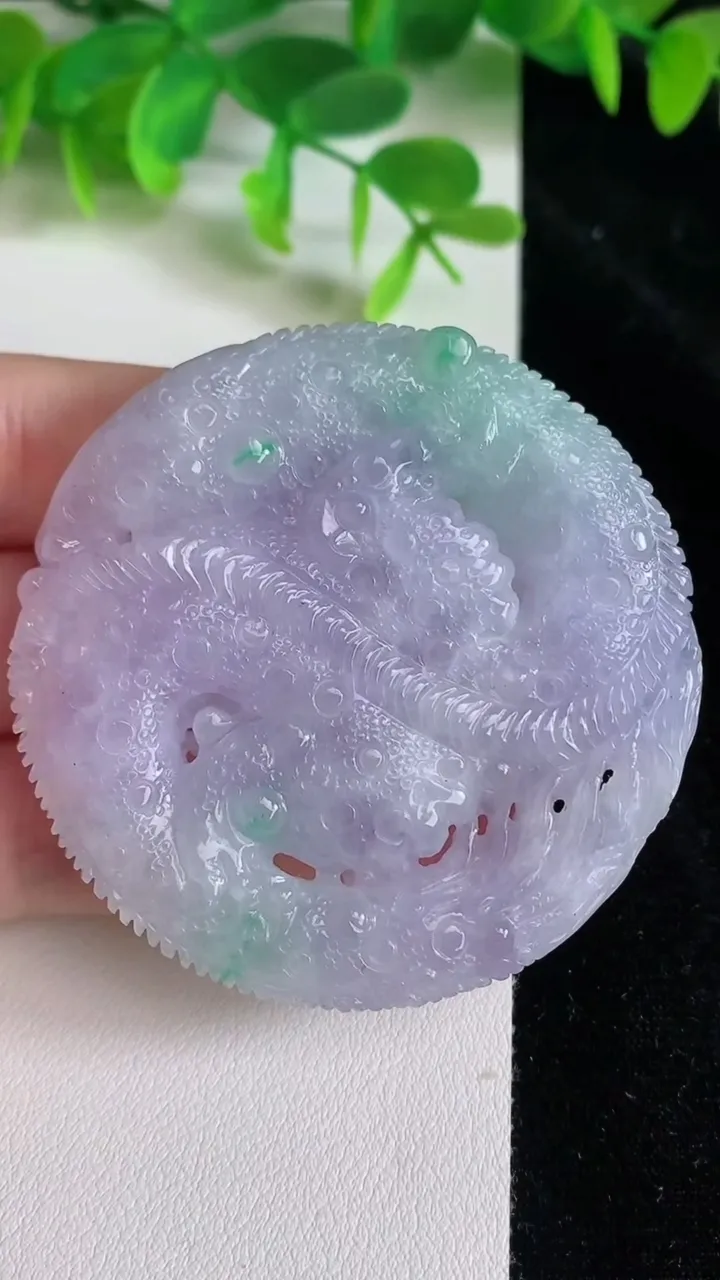天然A货翡翠冰种春带彩紫罗兰龙牌吊坠，尺寸56.4-10.7，重量:62.27g
6月23日