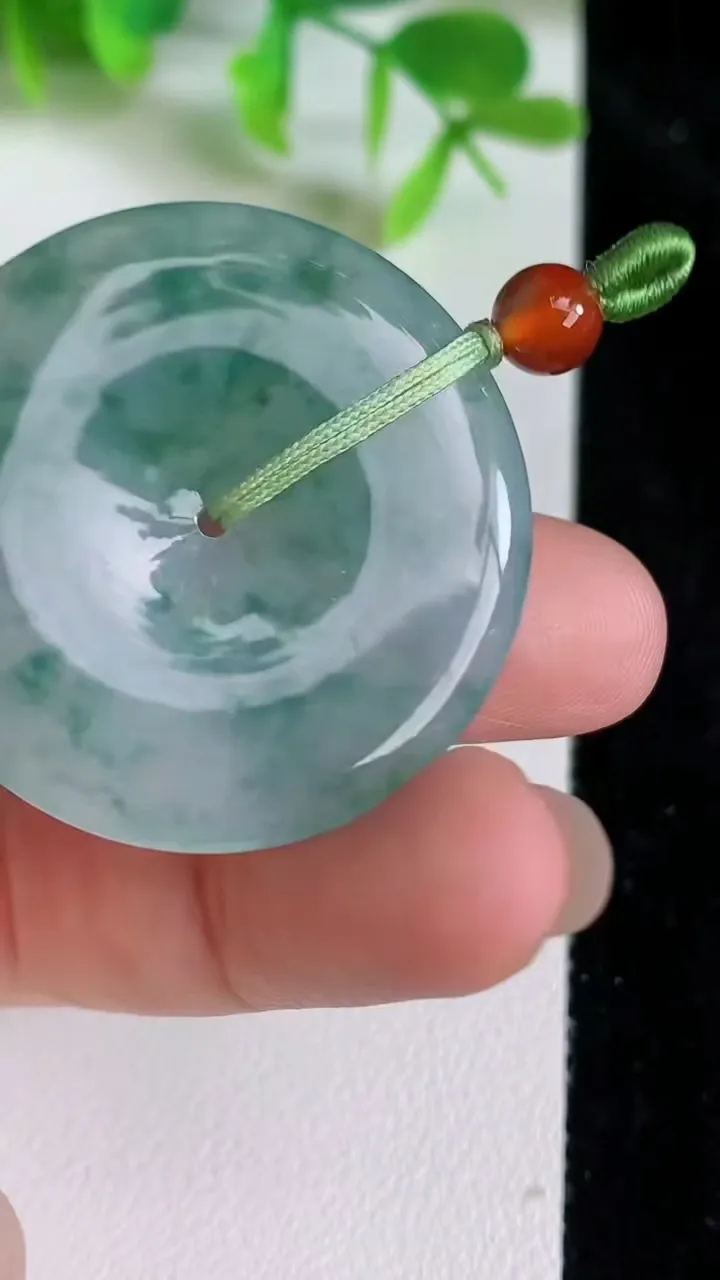 天然A货翡翠飘花平安扣吊坠，尺寸35.5-5，重量:14.06g
6月23日