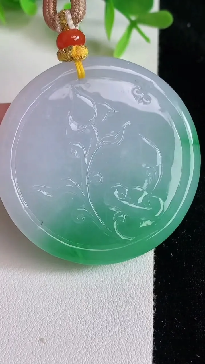 天然A货翡翠大势至观音菩萨吊坠，尺寸49.6-13，重量:60.00g
6月23日