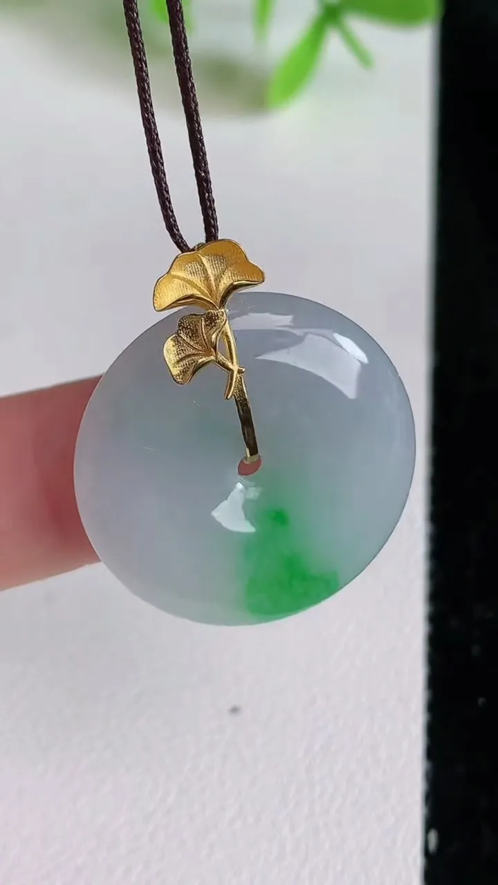 天然A货翡翠平安扣吊坠，尺寸23.6-4.7，重量:5.77g
6月23日