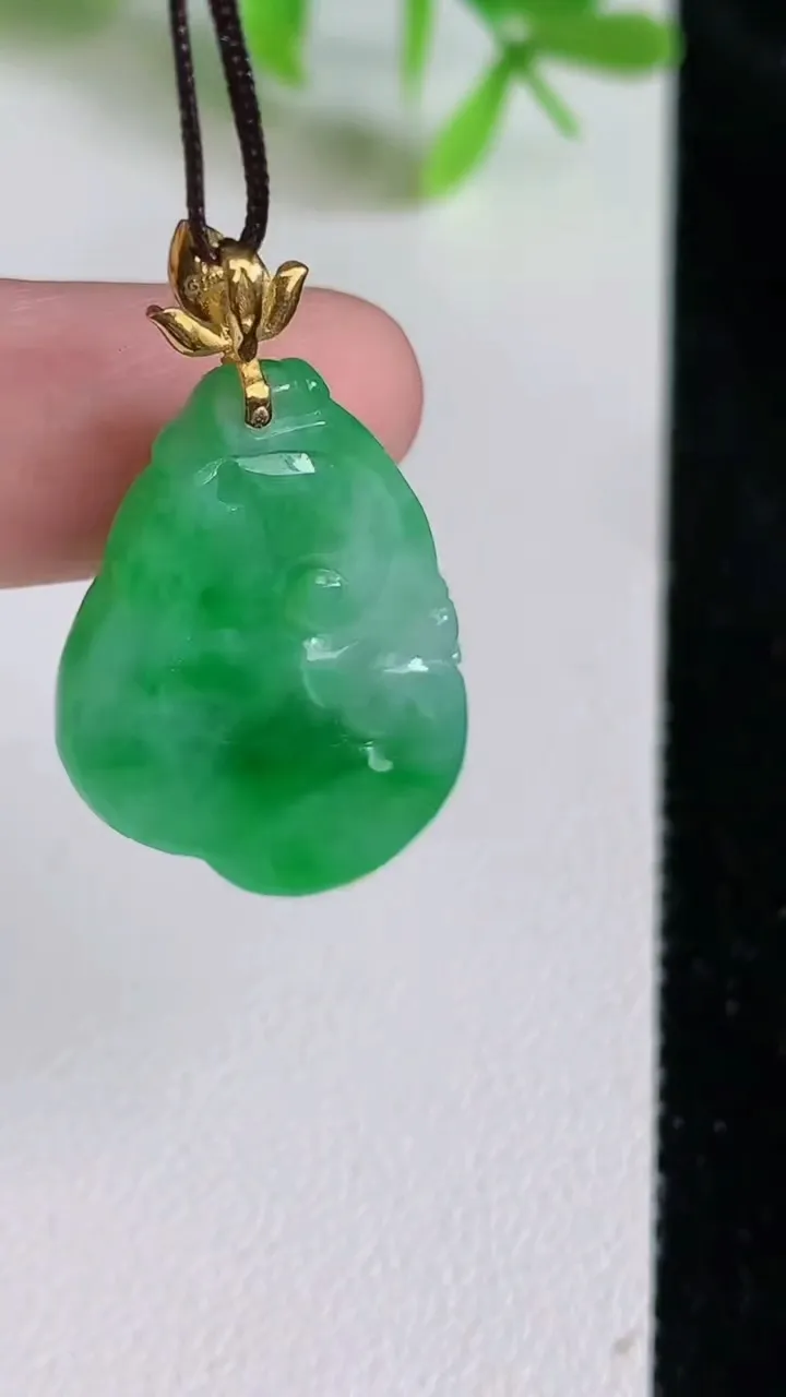 天然A货翡翠如意吊坠，尺寸28.7-18.8-5，重量:5.28g
6月23日