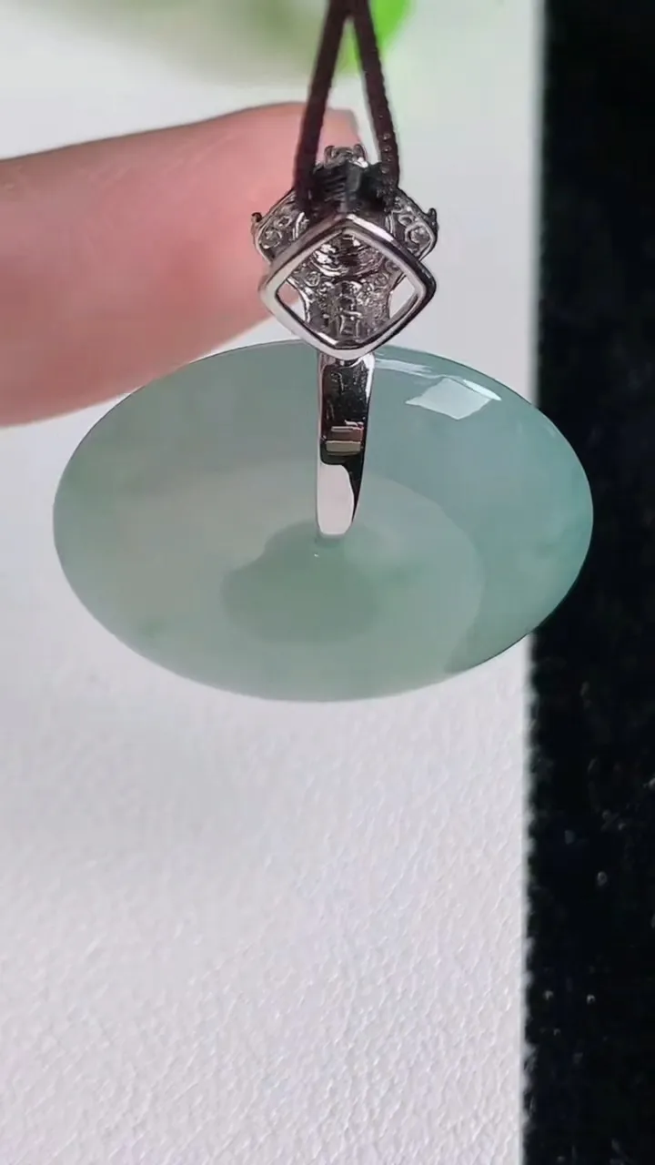 天然A货翡翠平安扣吊坠，尺寸26-6，重量:9.44g
6月23日