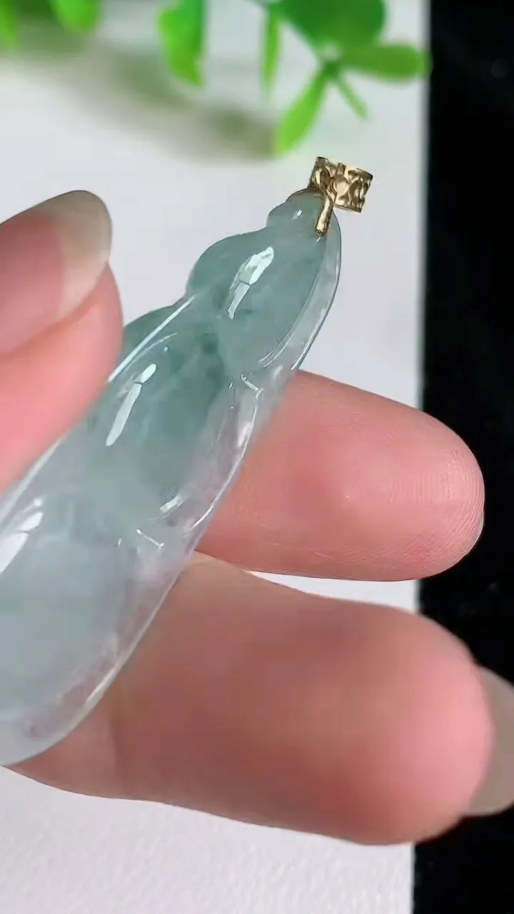 天然A货翡翠18k金飘花福豆吊坠，尺寸43-16.7-6，重量:7.47g
6月23日