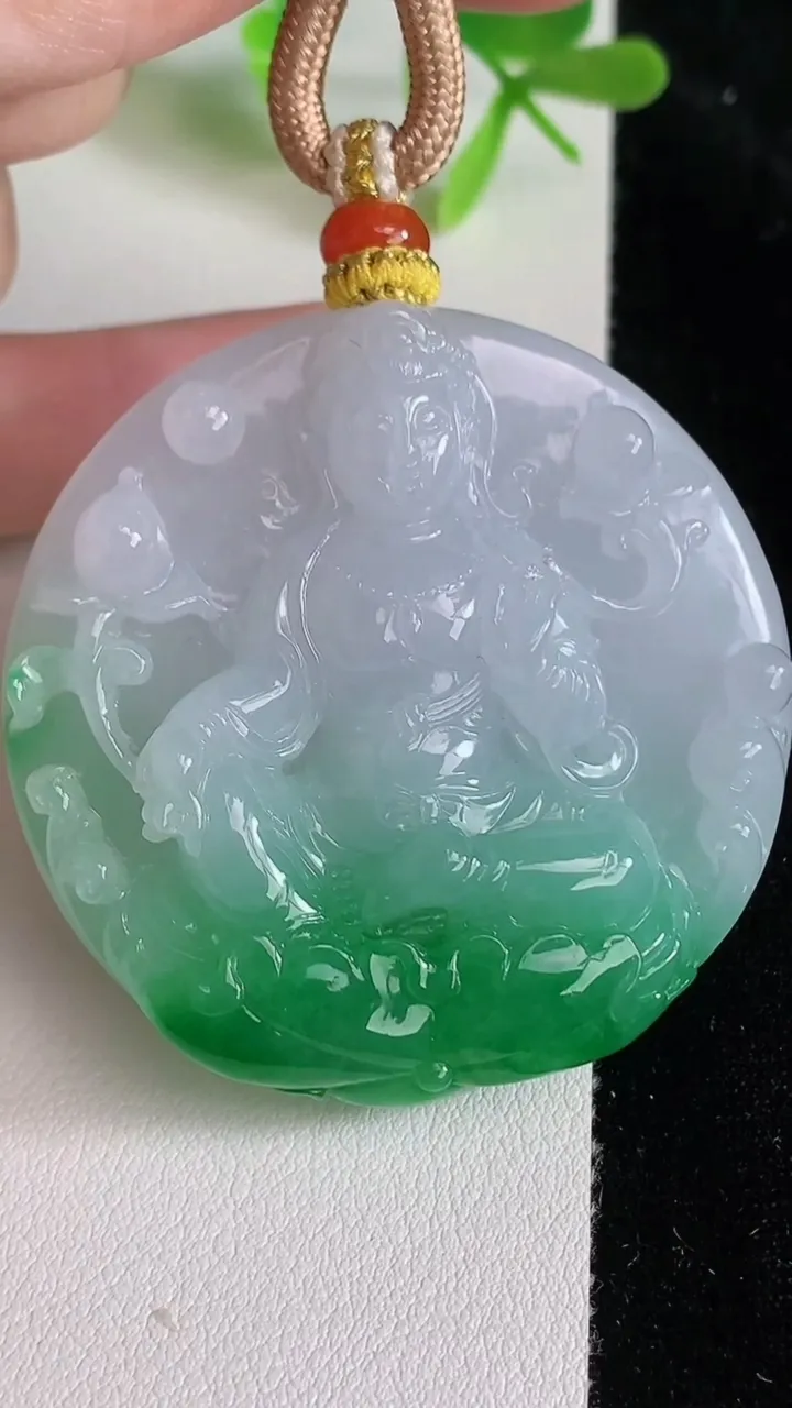 天然A货翡翠大势至观音菩萨吊坠，尺寸49.6-13，重量:60.00g
6月23日