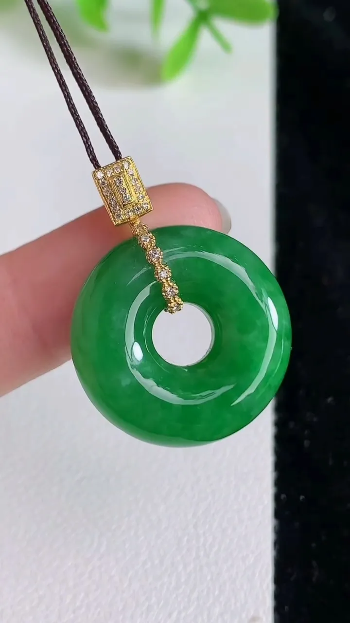天然A货翡翠平安扣吊坠，尺寸26-6.8，重量:6.66g
6月23日