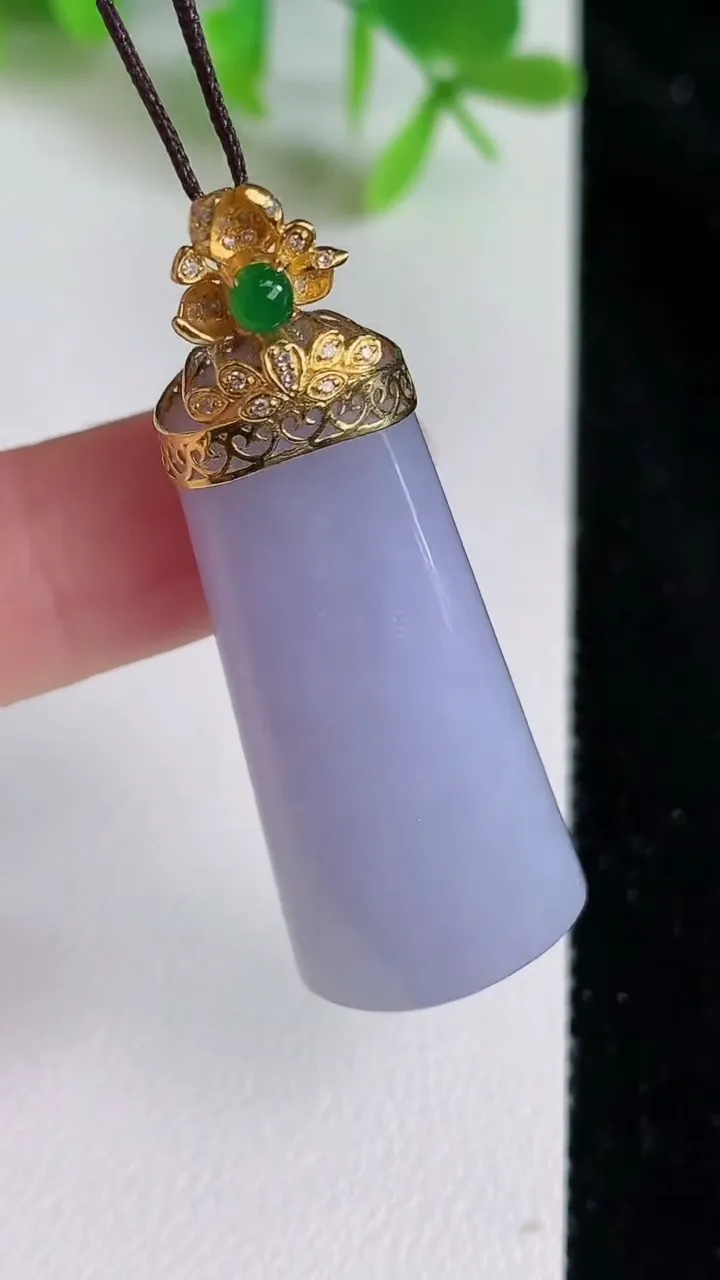 天然A货翡翠18k金紫罗兰平安柱吊坠，尺寸40.5-16.8-11.4，重量:17.85g
6月23
