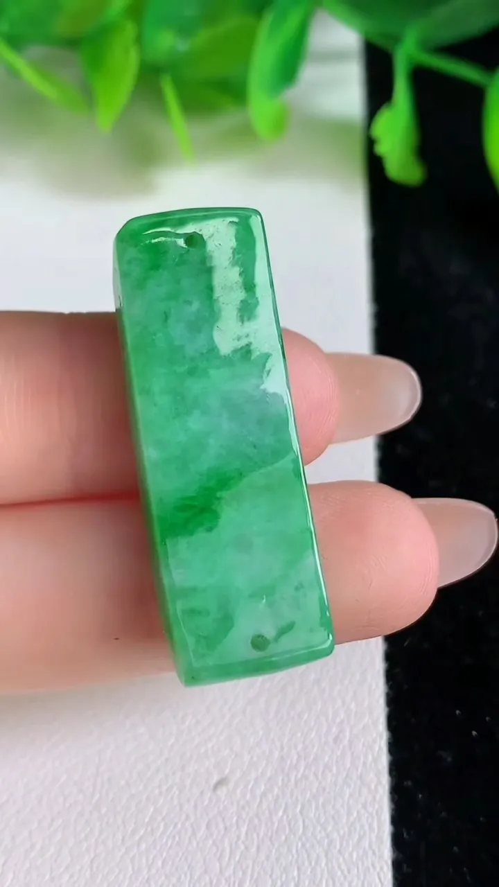 天然A货翡翠山水手牌，尺寸35-12.5-6，重:6.76g
6月23日