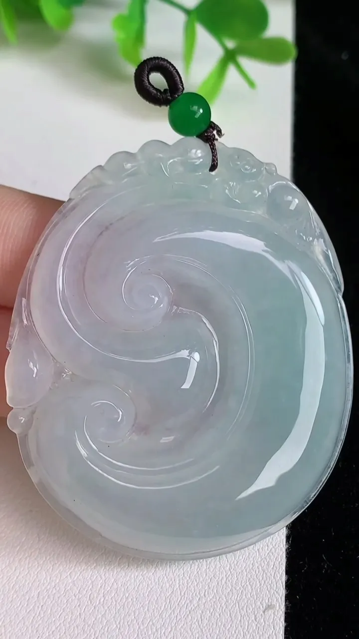 天然A货翡翠如意吊坠，尺寸55.4-47.2-7，重量:30.12g
6月23日