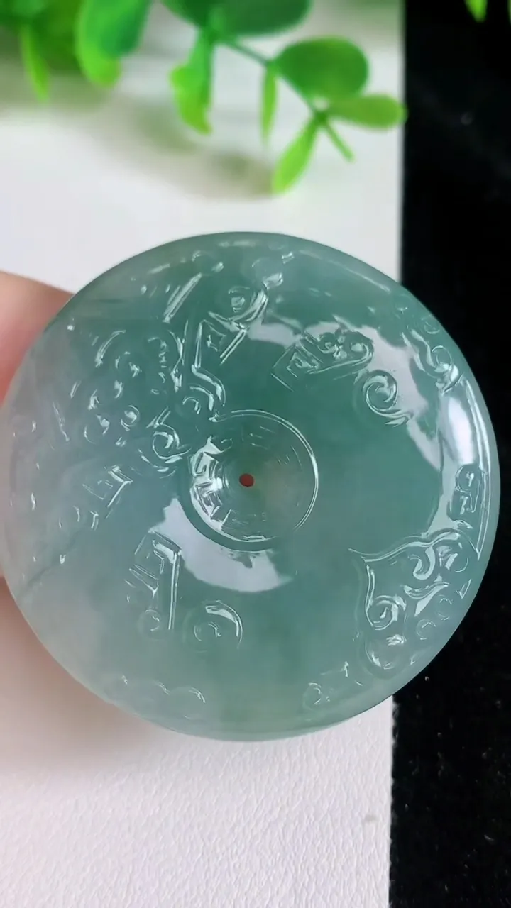 天然A货翡翠复古平安扣吊坠，尺寸49.7-9，重量:42.22g
6月23日