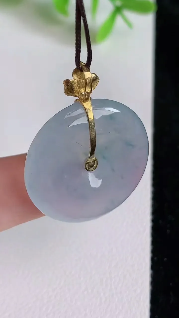 天然A货翡翠18k金飘花平安扣吊坠，尺寸25.4-4.7，重量:6.85g
6月23日