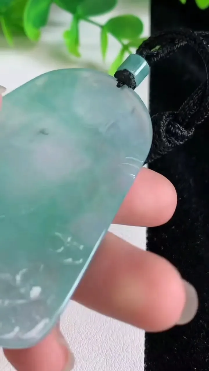 天然A货翡翠大势至观音菩萨吊坠，尺寸67.3-42.6-4.6，重量:33.96g
6月23日