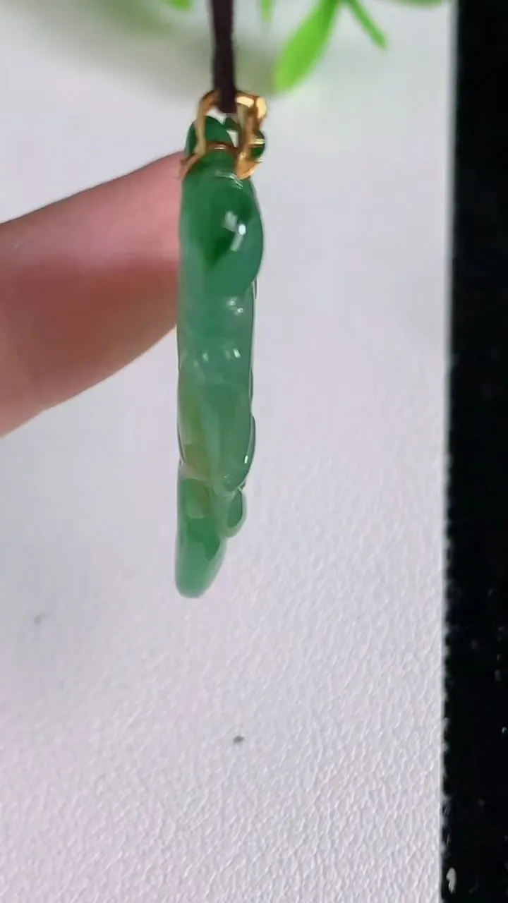 天然A货翡翠如意吊坠，尺寸39.5-21-4.3，重量:6.65g
6月23日