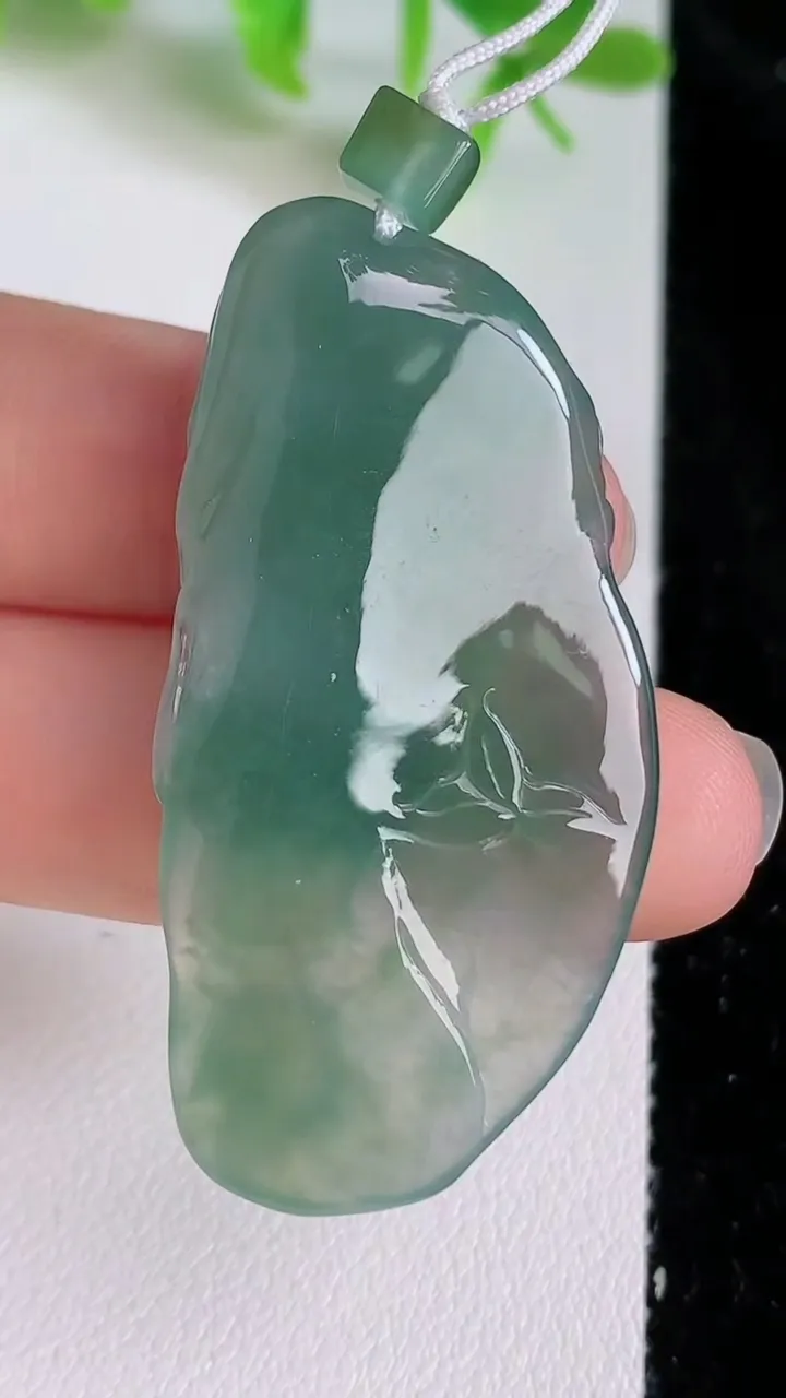 天然A货翡翠龙牌吊坠，尺寸47.4-22-8.7，重量:14.29g
6月23日