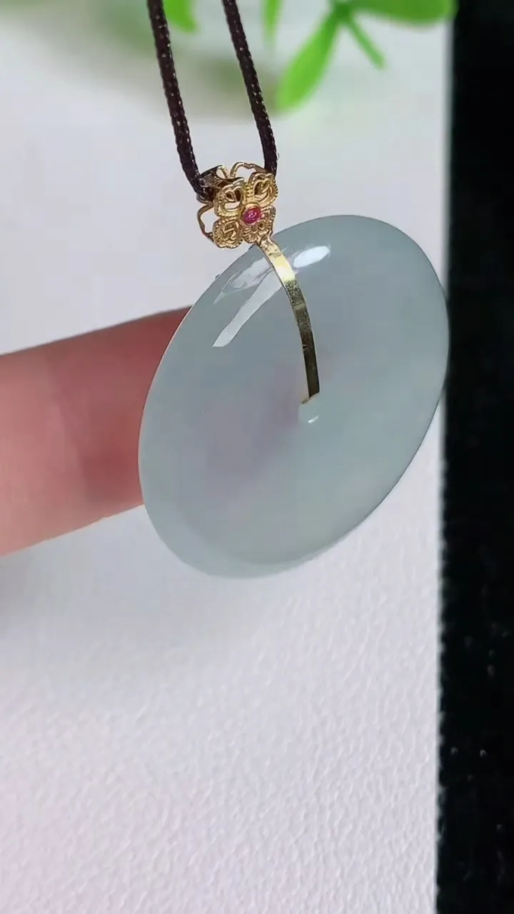 天然A货翡翠平安扣吊坠，尺寸28-5，重量:8.44g
6月23日