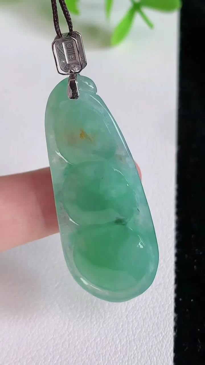 天然A货翡翠福豆吊坠，尺寸44.7-17.7-10，重量:11.82g
6月23日