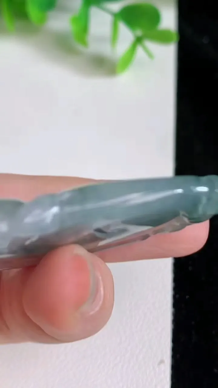 天然A货翡翠冰种飘花如意吊坠，尺寸48.8-31-6.5，重量:21.07g
6月23日