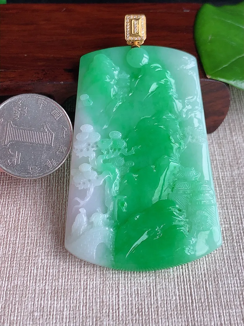 天然A货翡翠18K金伴飘绿意境山水牌吊坠 尺寸74.8×65.5×43.2×6m量39.92g 0621