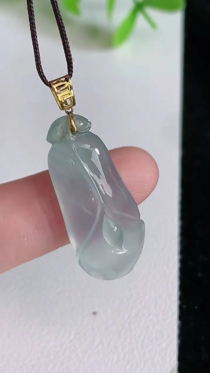 天然A货翡翠种飘花玉兰花吊坠，尺寸28-12.4-4.6，重量:3.16g
6月23日