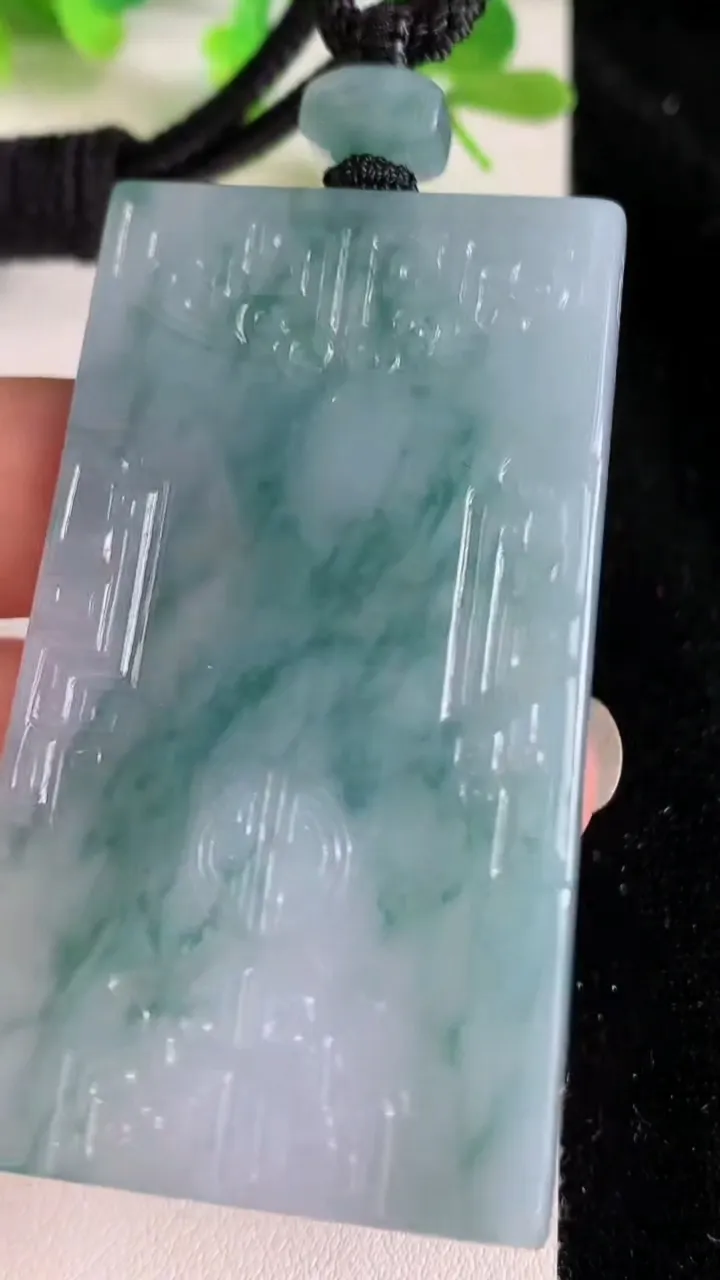 天然A货翡翠飘花仿古无事牌吊坠，尺寸60.2-34.5-6，重量:42.69g
6月23日