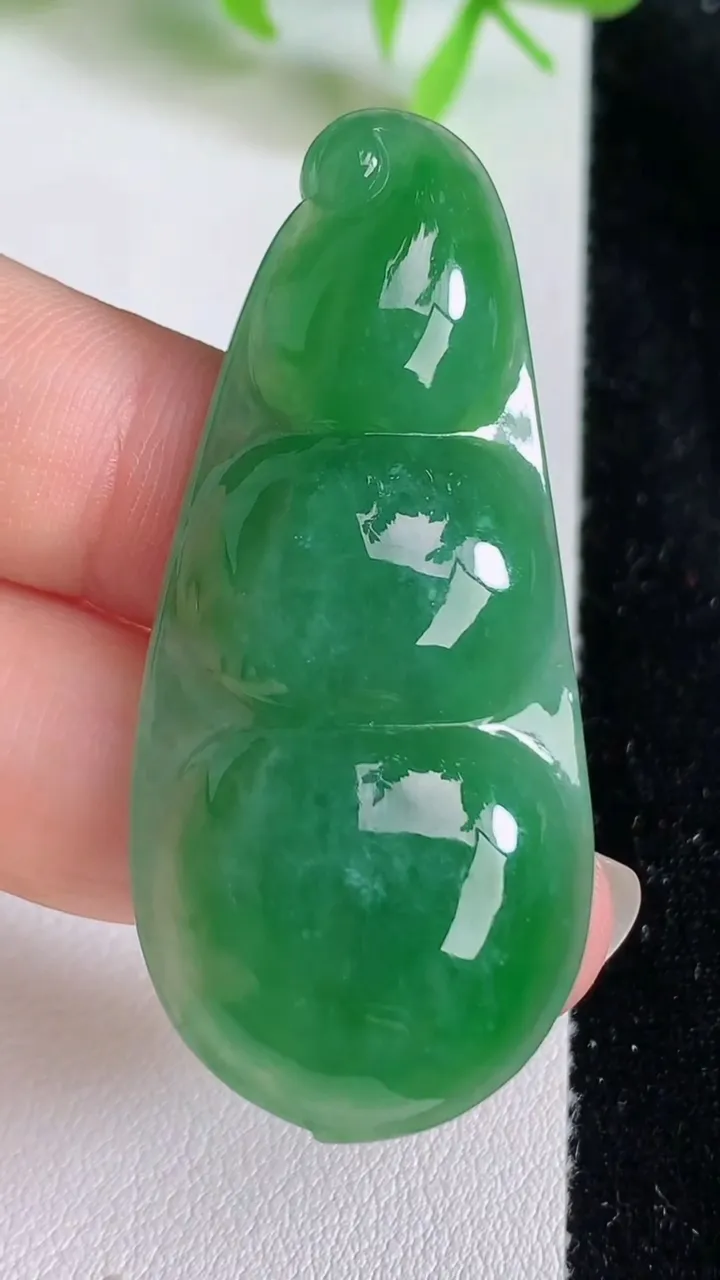 天然A货翡翠福豆吊坠，尺寸51.4-23.4-7.5，重量:14.00g
6月23日