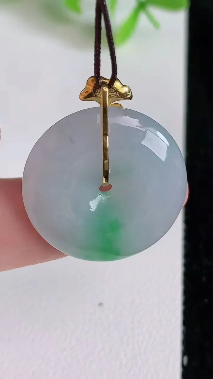 天然A货翡翠平安扣吊坠，尺寸23.6-4.7，重量:5.77g
6月23日
