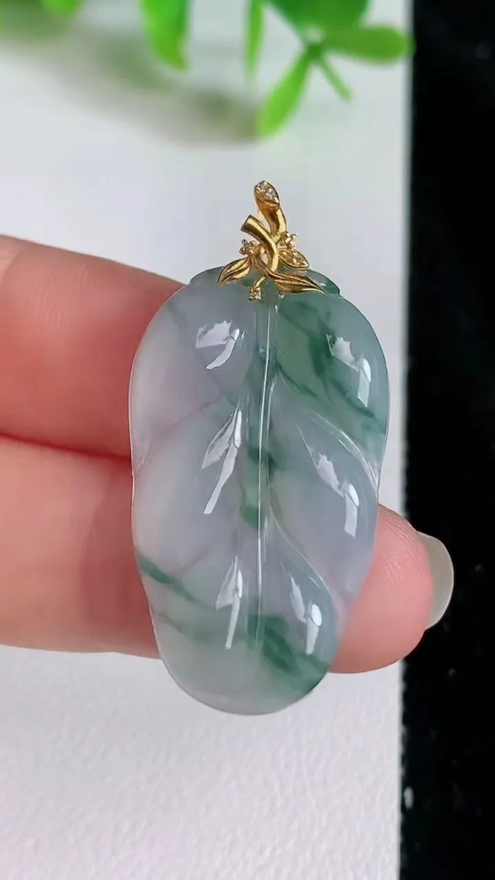 天然A货翡翠18k金飘花金枝玉叶 叶子吊坠，尺寸32.6-18-4，重量:4.40g
6月23日