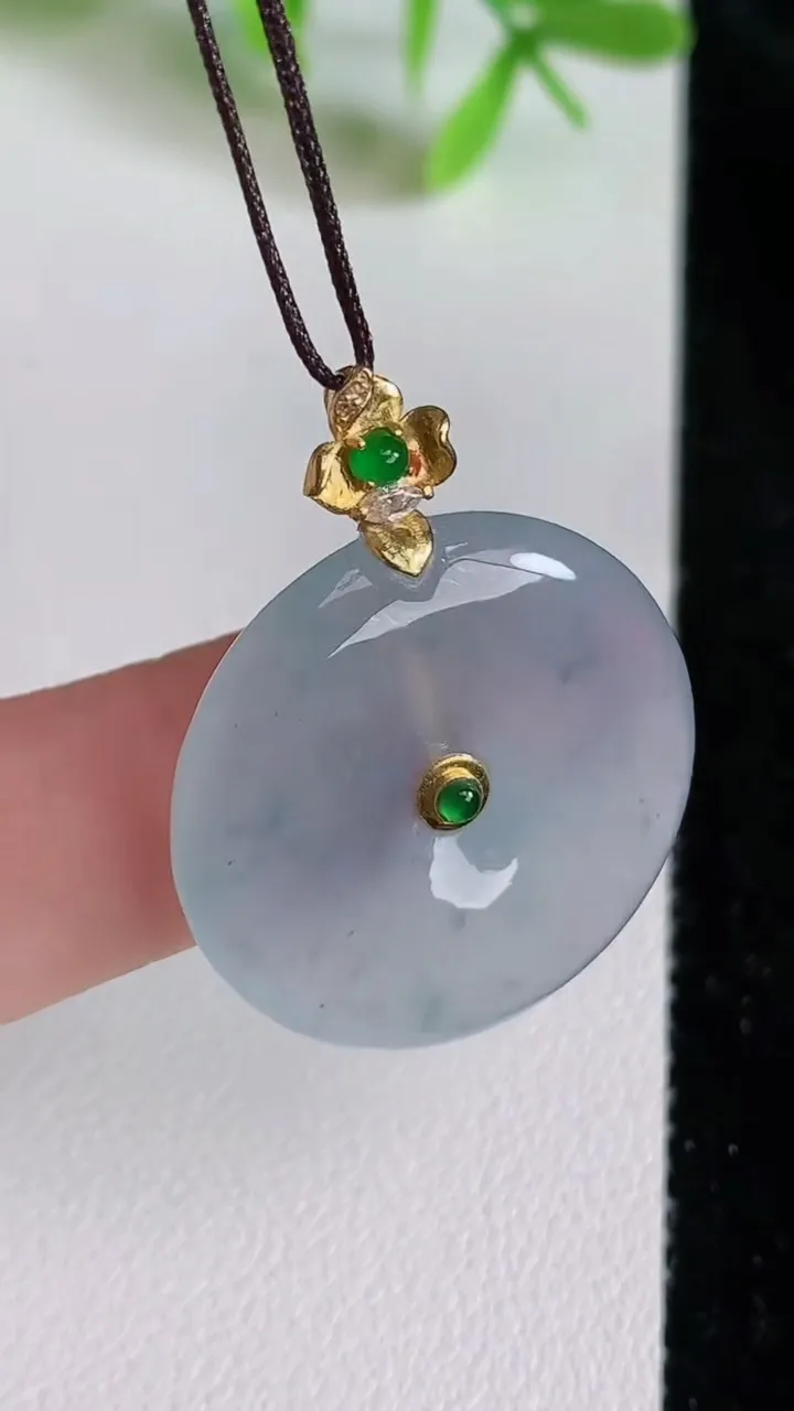 天然A货翡翠18k金飘花平安扣吊坠，尺寸25.4-4.7，重量:6.85g
6月23日