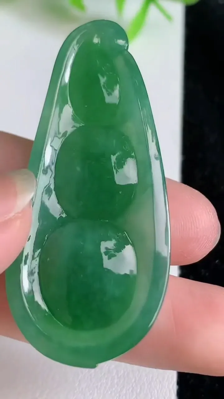 天然A货翡翠福豆吊坠，尺寸51.4-23.4-7.5，重量:14.00g
6月23日