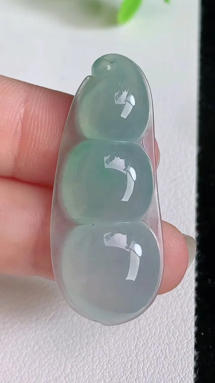 天然A货翡翠福豆吊坠，尺寸41.2-17.3-6，重量:7.00g
6月23日