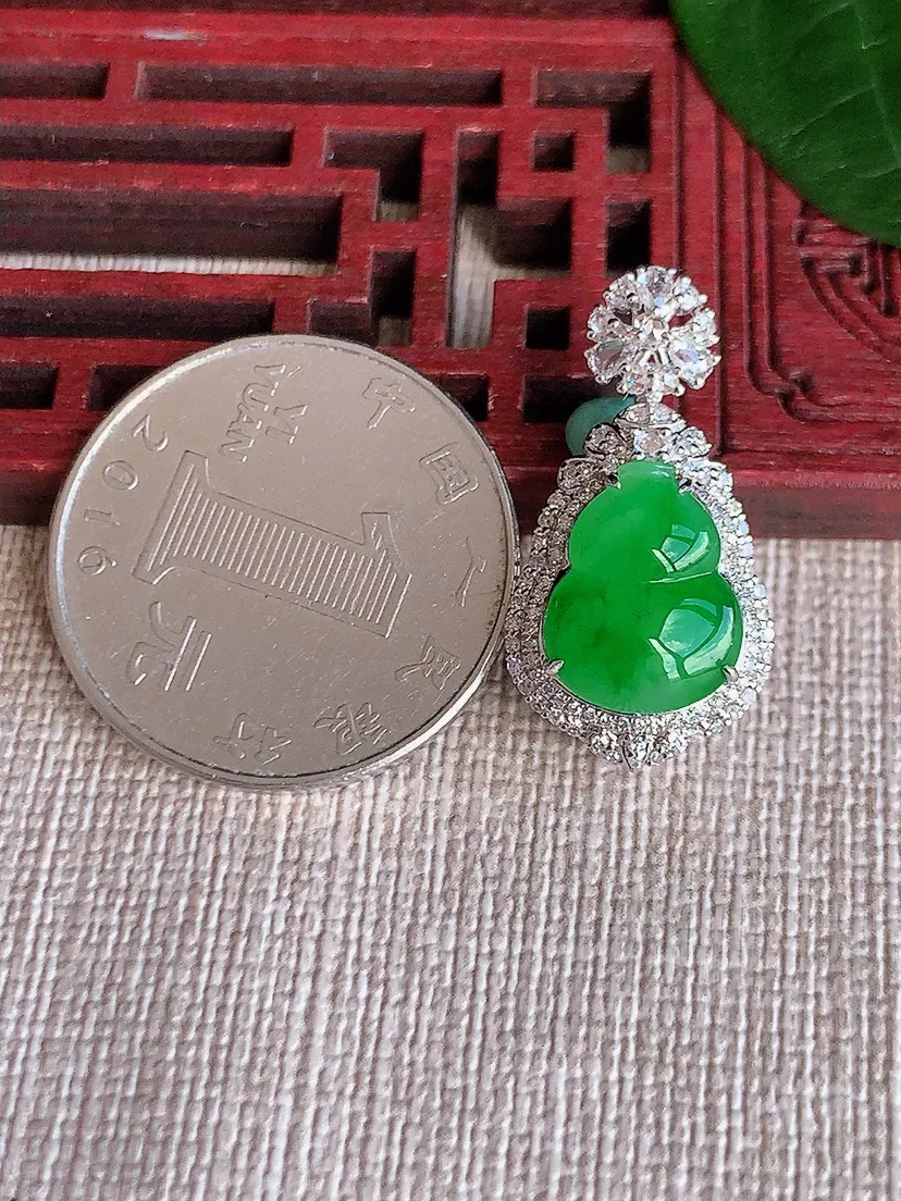 天然A货翡翠18K金伴阳绿葫芦吊坠尺寸25.5×13.4×10.4裸石12×9.5m量3.56g 0622