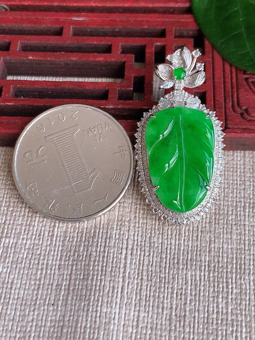 天然A货翡翠18K金伴阳绿叶子金枝玉叶吊坠 尺寸36.7×18×7.8裸石21×13m量5.60g 0622