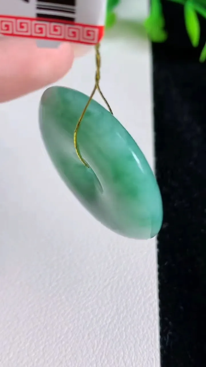 天然A货翡翠平安扣吊坠，尺寸33-7，重量:16.35g
6月24日