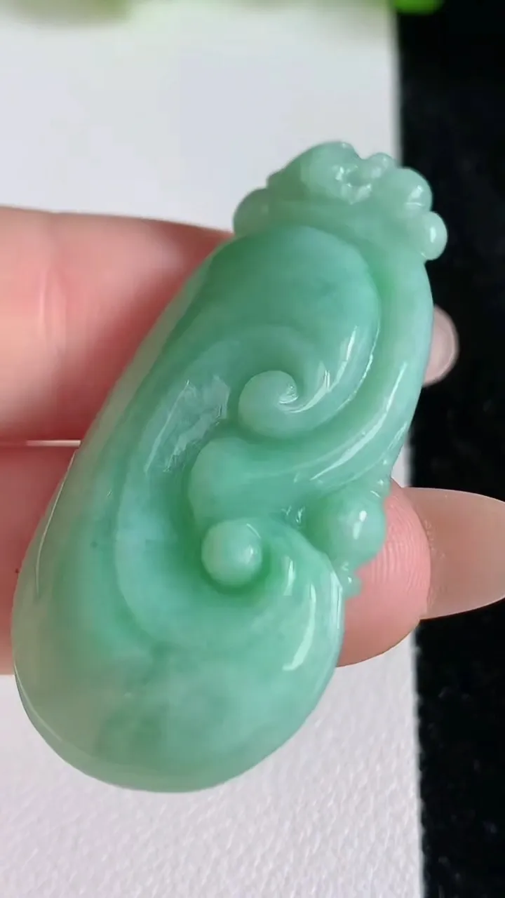 天然A货翡翠如意吊坠，尺寸42.7-21.2-6.4，重量:9.94g
6月24日