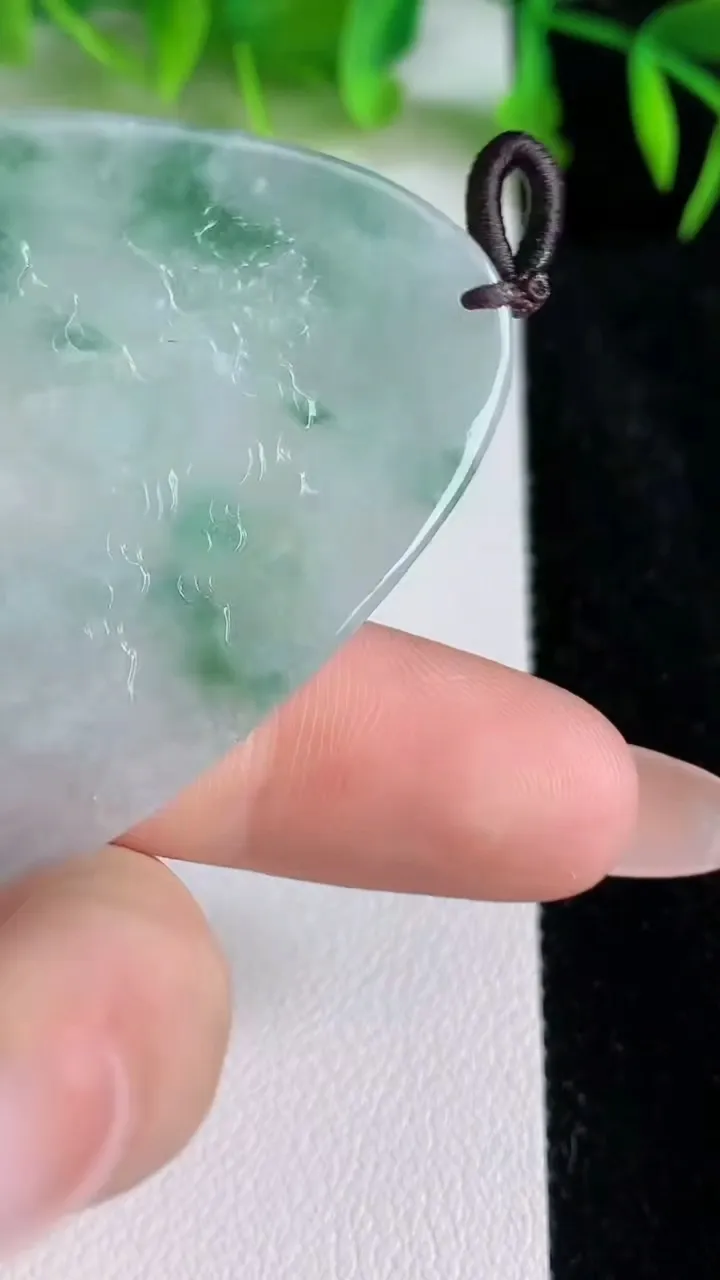 天然A货翡翠牌吊坠，尺寸61-41.4-5，重量:26.28g
6月24日