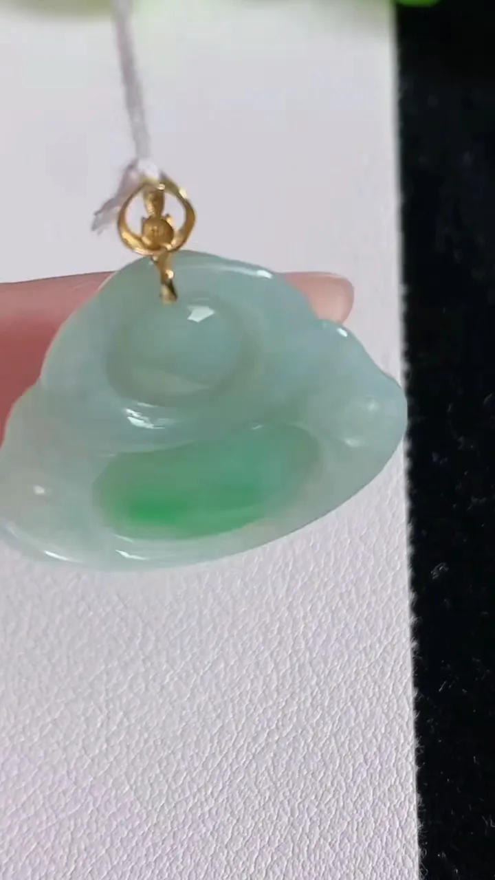 天然A货翡翠佛公吊坠，尺寸23.4-27.8-5.6，重量:5.67g
6月24日