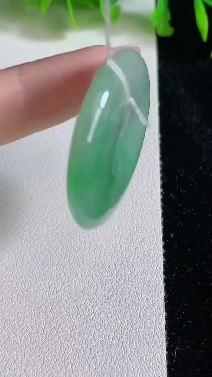 天然A货翡翠平安扣吊坠，尺寸34.3-6，重量:15.52g
6月24日