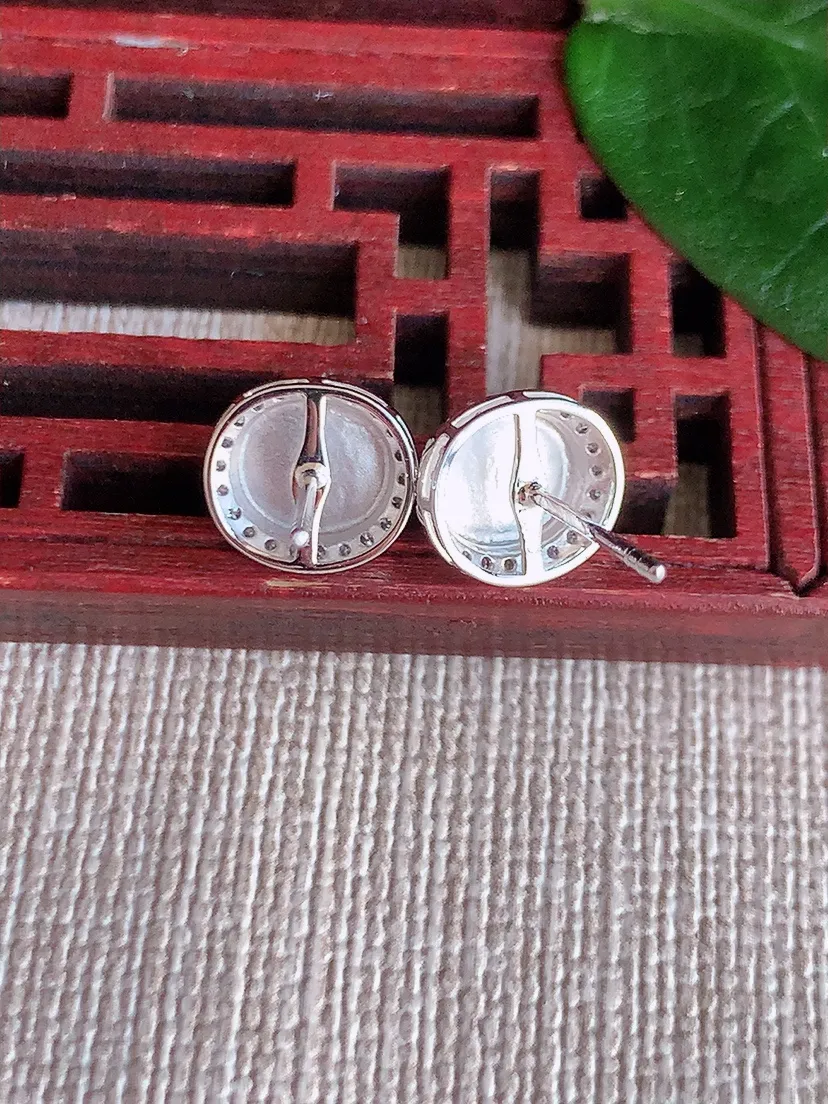 天然A货翡翠18K金伴钻镶嵌满绿蛋面耳钉 尺寸6.7×5.2mm 重量1.70g 0622