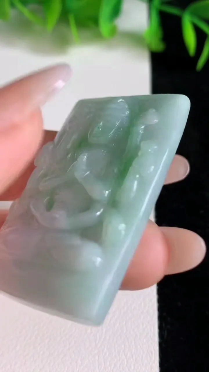 天然A货翡翠千手观音吊坠，尺寸45.5-30.6-6.8，重量:23.67g
6月24日