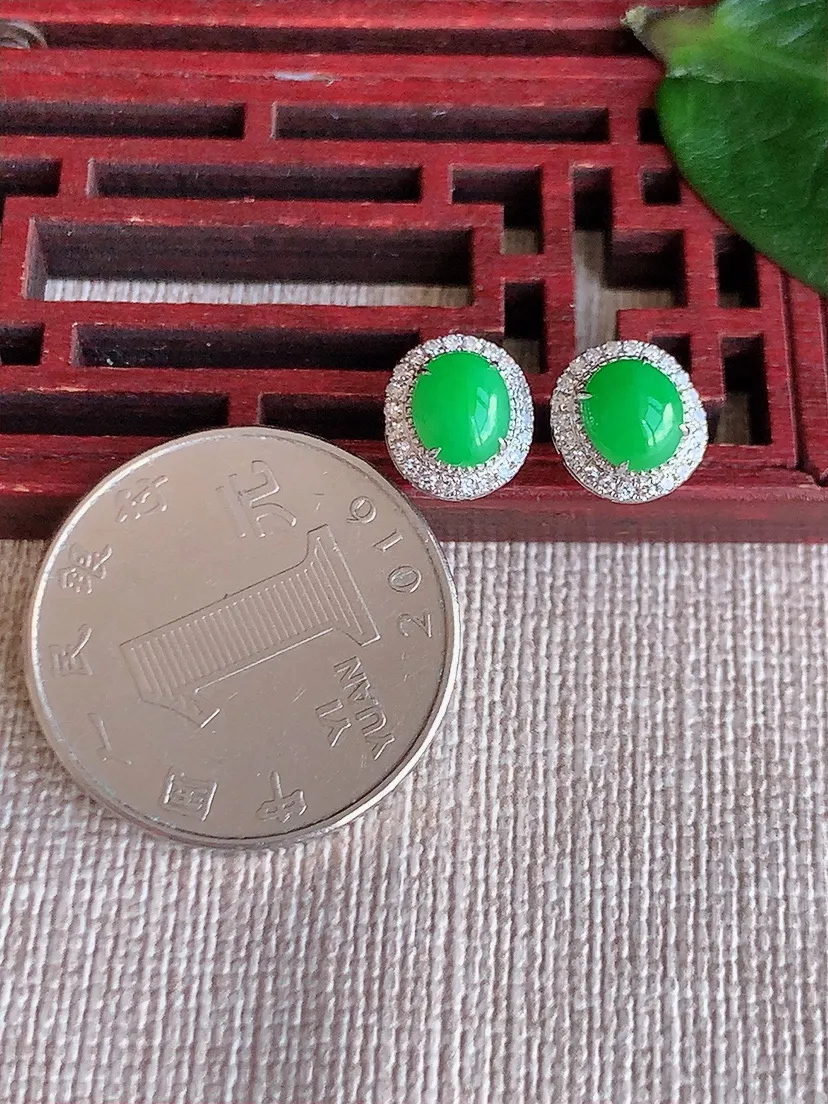 天然A货翡翠18K金伴钻镶嵌满绿蛋面耳钉 尺寸6.7×5.2mm 重量1.70g 0622