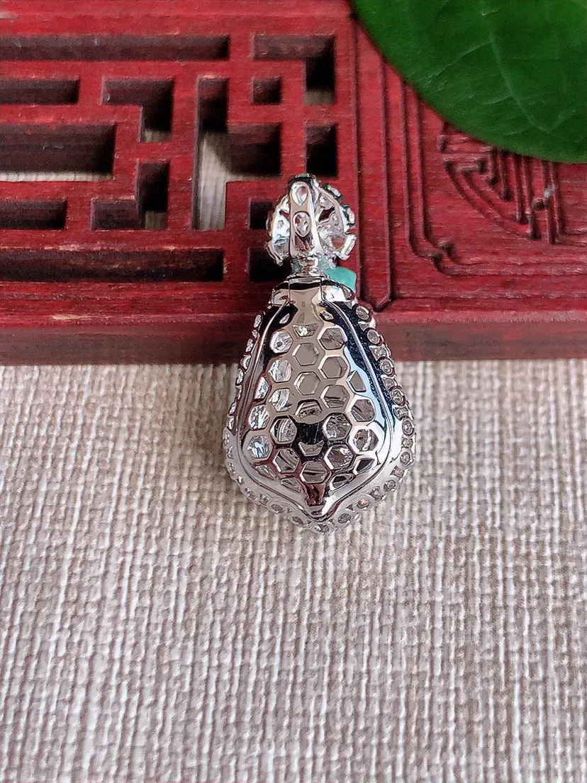天然A货翡翠18K金伴阳绿葫芦吊坠尺寸25.5×13.4×10.4裸石12×9.5m量3.56g 0