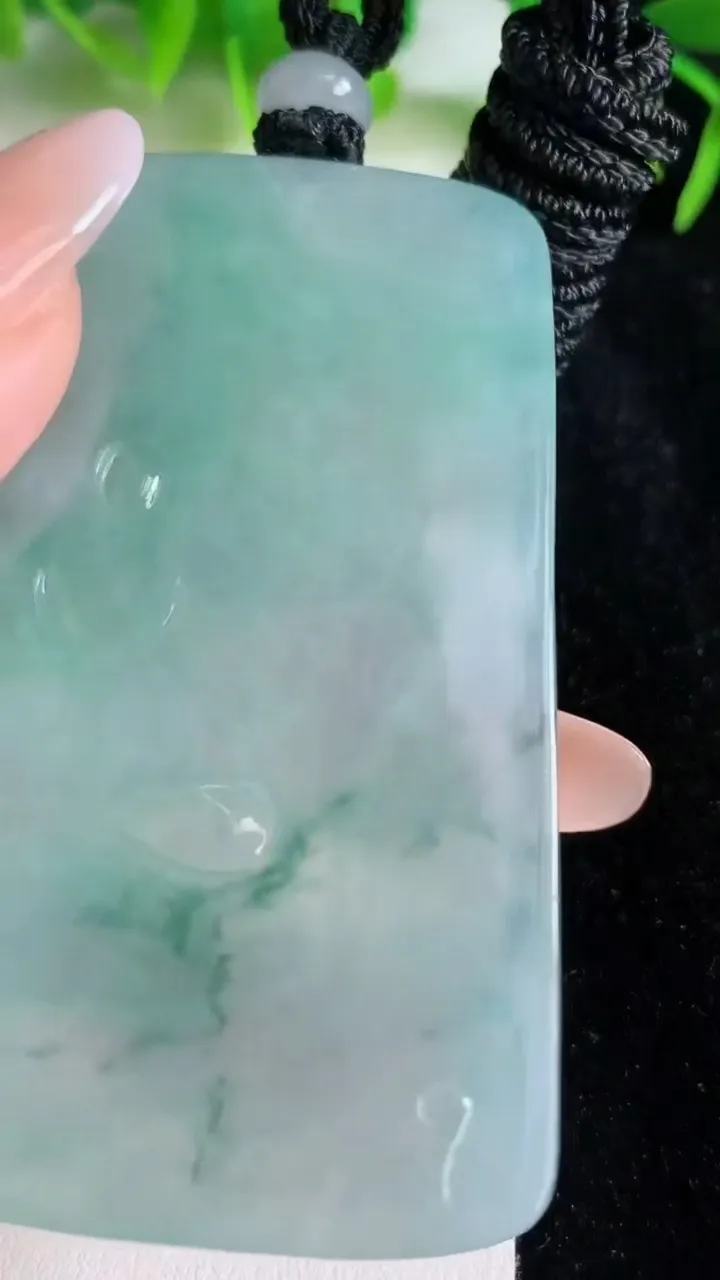 天然A货翡翠大势至观音菩萨吊坠，尺寸66-42.3-4.8，重量:39.50g
6月24日