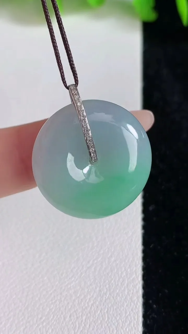 天然A货翡翠平安扣吊坠，尺寸23-6.6，重量:7.65g
6月24日