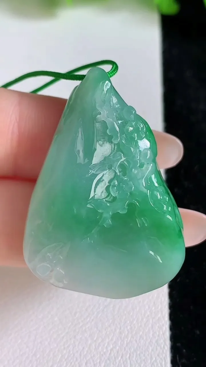 天然A货翡翠梅花吊坠，尺寸38.6-27-9，重量:13.77g
6月24日