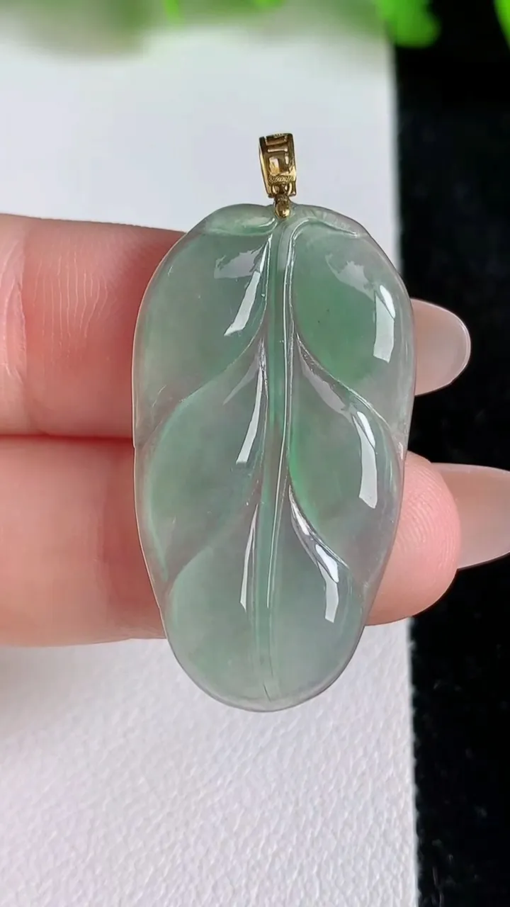 天然A货翡翠金枝玉叶 叶子吊坠，尺寸33.6-18.3-2.8，重量:3.69g
6月24日