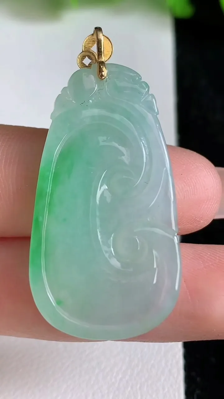 天然A货翡翠如意吊坠，尺寸35.3-20-4.6，重量:7.24g
6月24日