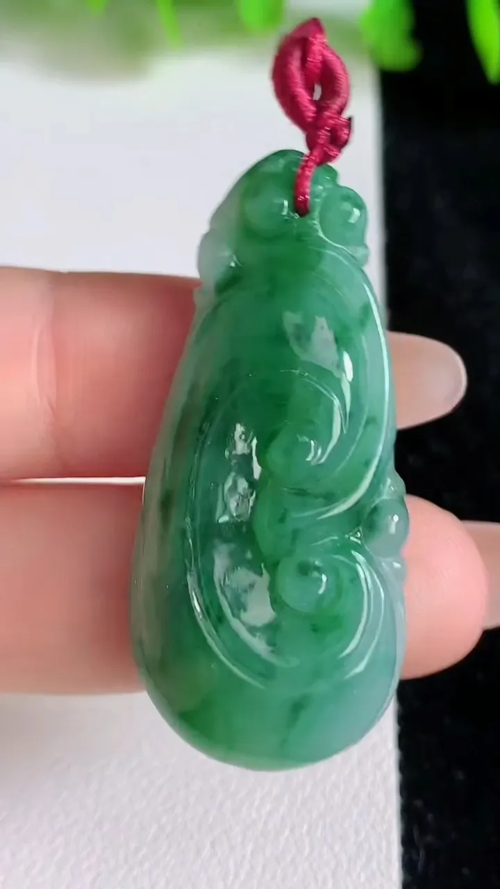 天然A货翡翠如意吊坠，尺寸41.4-19-7.2，重量:9.67g
6月24日