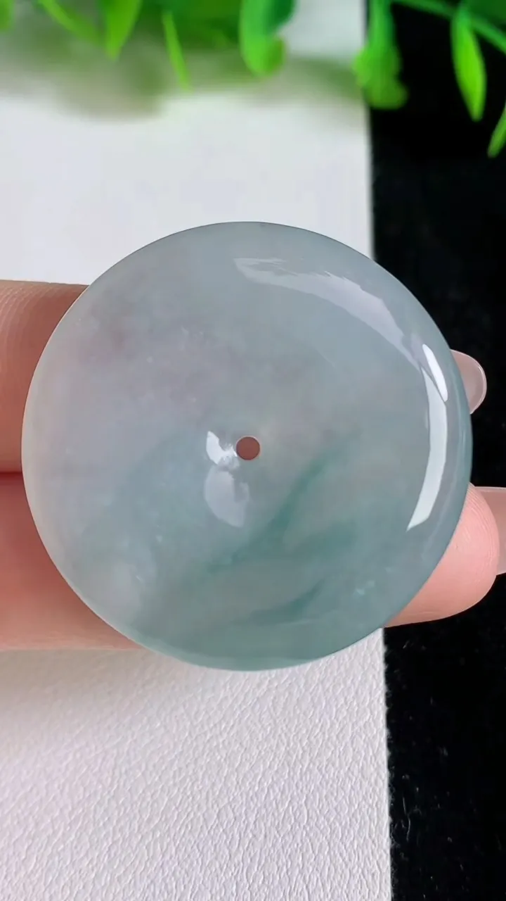 天然A货翡翠飘花平安扣吊坠，尺寸35-5.6，重量:15.32g
6月24日