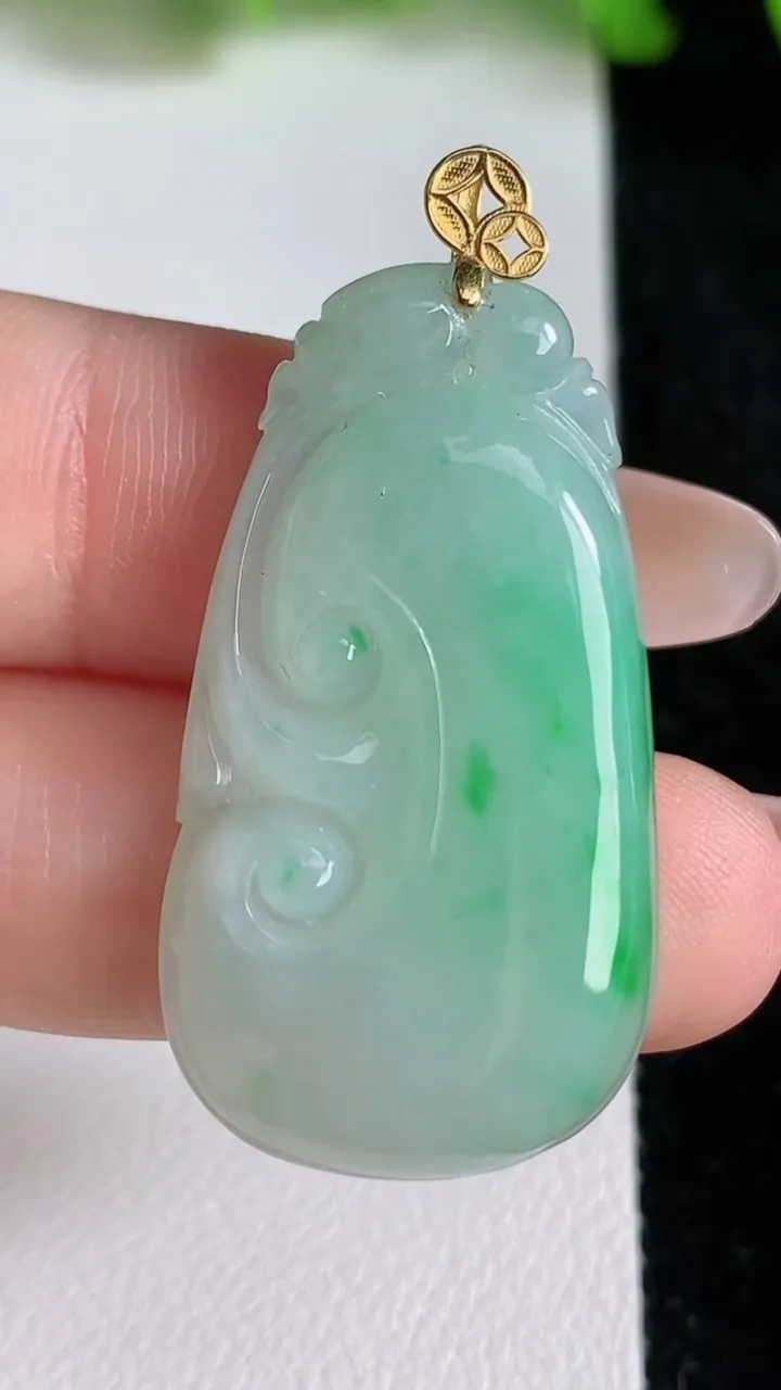 天然A货翡翠如意吊坠，尺寸35.3-20-4.6，重量:7.24g
6月24日