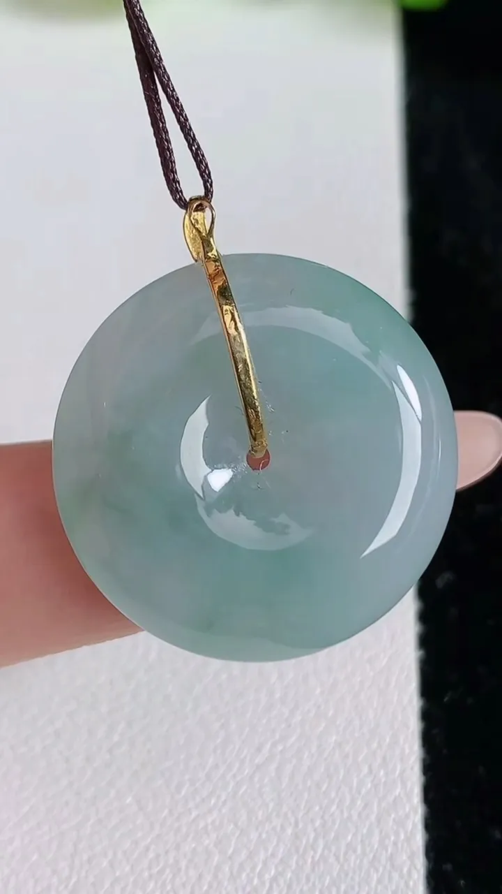 天然A货翡翠平安扣吊坠，尺寸25-9.4，重量:8.48g
6月24日